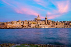 Blick vom Meer auf die Hauptstadt Valetta